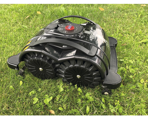 Robotická kosačka na trávniku