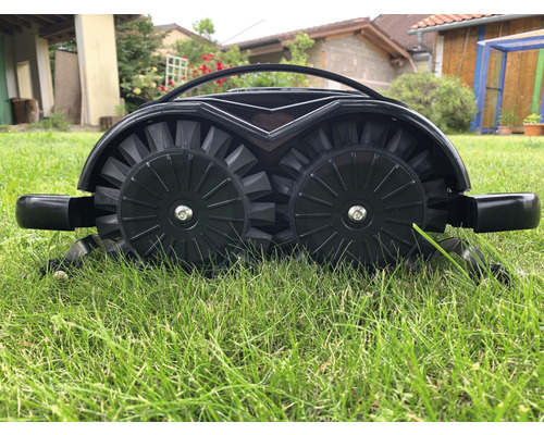 Záhradné náradie na odstraňovanie buriny medzi dlažobnými kockami