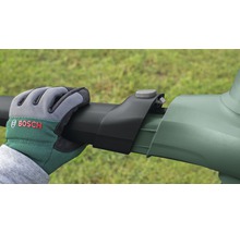 Detailný záber ruky s rukavicou Bosch, ktorá drží záhradné náradie