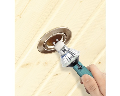 Výmena halogénovej žiarovky pomocou nástroja v stropnom svietidle