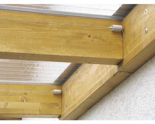 Detailný pohľad na drevené zastrešenie terasy so sťahovacou markízou