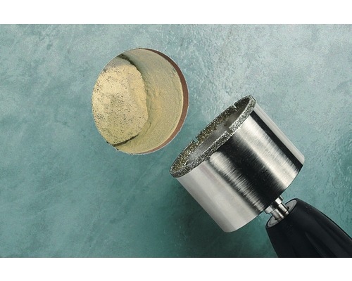 Vykružovacia píla vŕta otvor do dlaždice