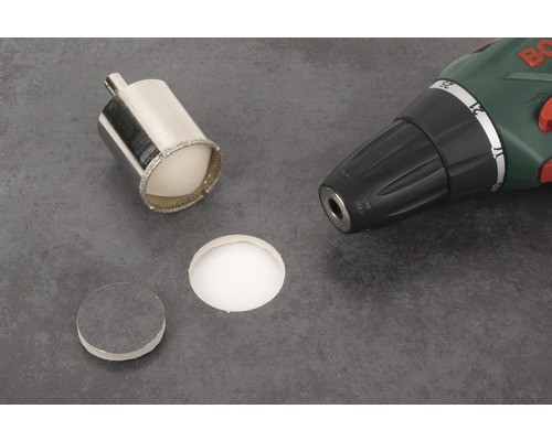 Diamantová dierová píla, vŕtačka a vyvŕtaná diera