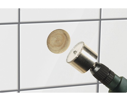 Vykružovák na dlaždice vŕta otvor do dlaždice