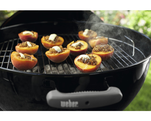 Grilované broskyne plnené maslom na grile.