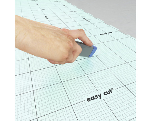 Osoba reže izolačné dosky rezacím nástrojom