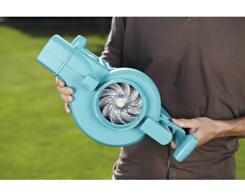 Záhradný fúkač lístia držaný v ruke