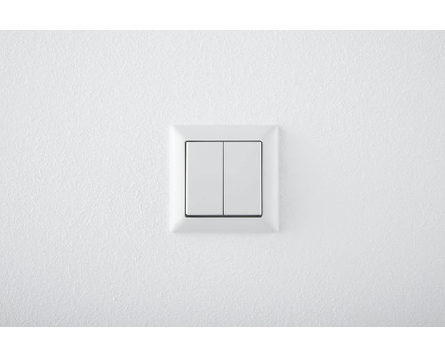 Biely dvojitý vypínač na stene