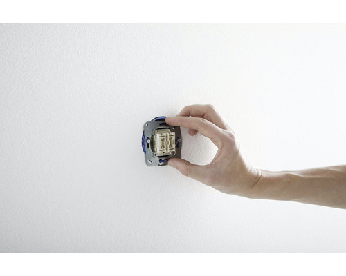 Inštalácia vypínača svetla na stenu.