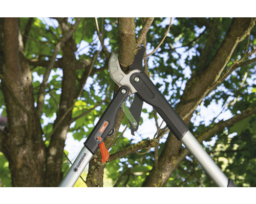 Záhradné nožnice na konáre Gardena strihajú konár