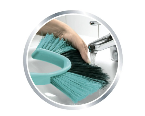 Ručná kefa na umývanie sa čistí pod kohútikom.