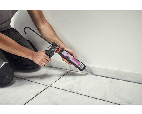 Škárovanie tesniacou kartušou medzi stenou a podlahovými dlaždicami