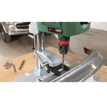 Stolná vŕtačka pri vŕtaní kovu