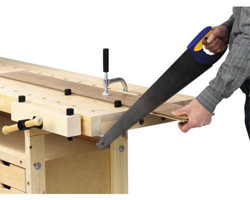 Pracovný stôl s laminátom a ručnou pílou v akcii