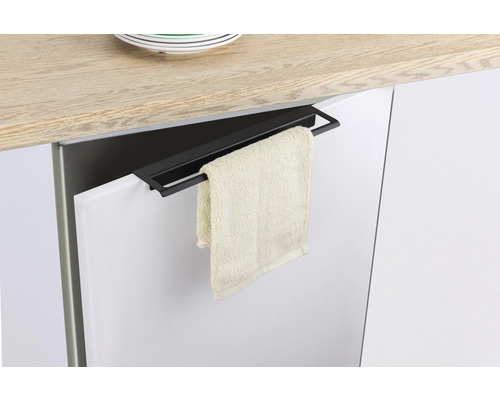 Kuchynská scéna s držiakom na utierky a uterákom