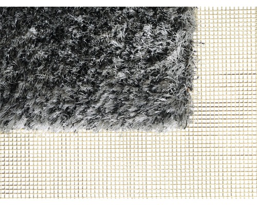 Sivý koberec s vysokým vlasom a mriežkovou štruktúrou na zadnej strane