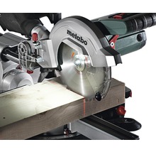 Kapovacia píla Metabo reže kus dreva