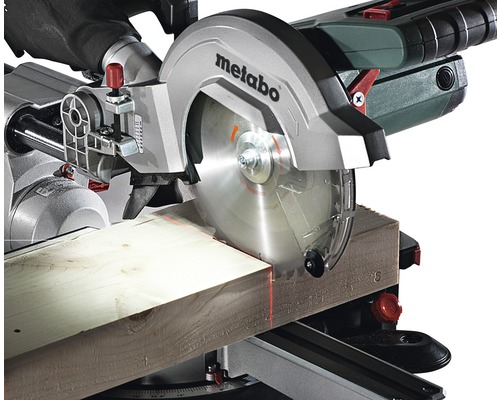 Kapovacia píla Metabo reže kus dreva