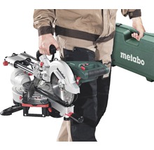Osoba nesie pokosovú pílu Metabo a kufrík na náradie Metabo.