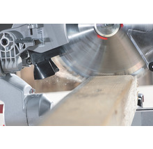 Pokosová píla reže drevo