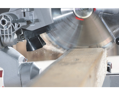 Pokosová píla reže drevo