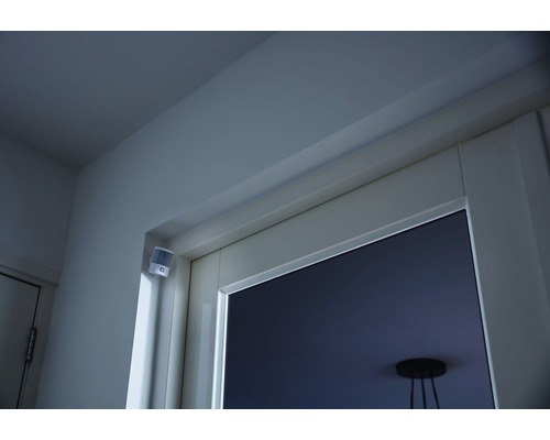 Pohybový senzor namontovaný na ráme dverí