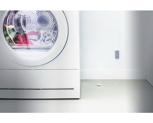 Biela práčka s únikom vody a senzorom vody