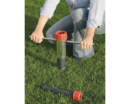 Vzorkovač pôdy v prevádzke na trávniku