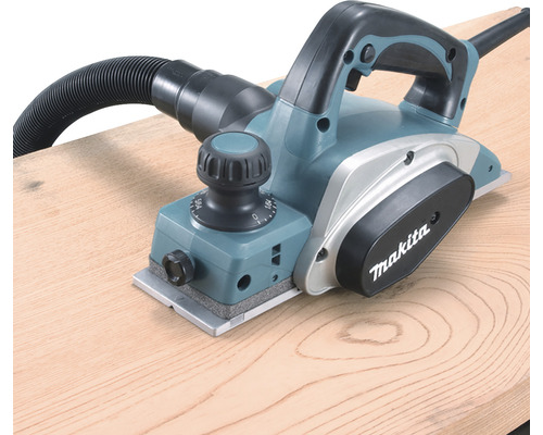 Elektrický hoblík Makita na drevenej doske