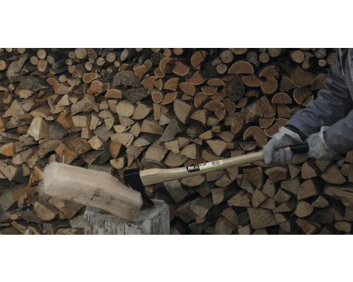 Štiepačka na drevo štiepajúca drevo na drevenom pozadí