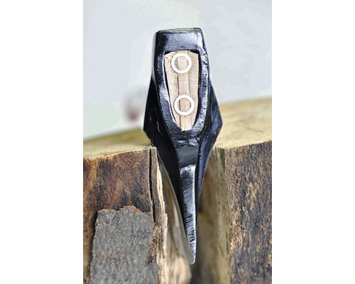 Oceľová hlava sekery s dreveným klinom