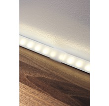 LED pásik pre interiérové osvetlenie namontovaný na stene