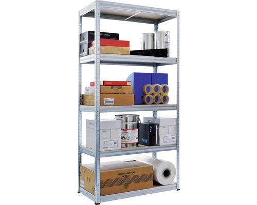 Kovový regál s piatimi policami a rôznymi uloženými predmetmi