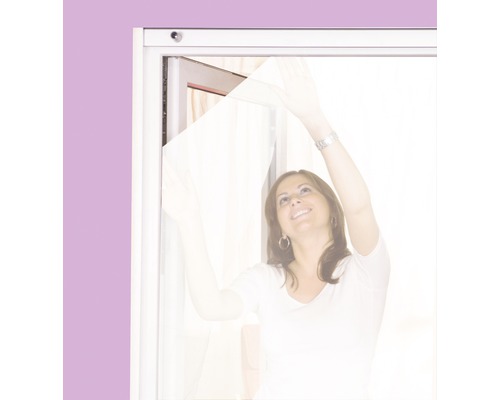 Žena montuje sieť proti hmyzu na okno