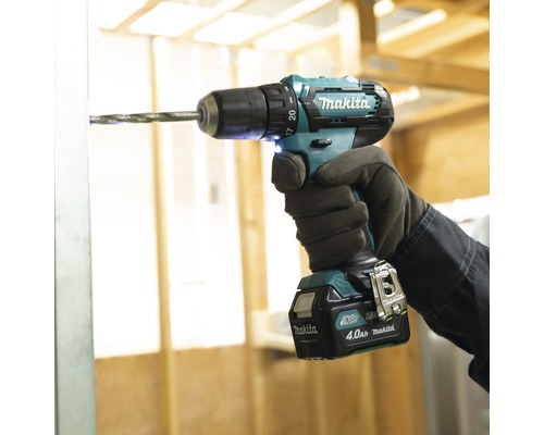Akumulátorový vŕtací skrutkovač Makita vŕta do steny