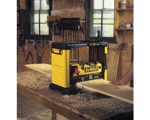 Hoblík v prevádzke s drevenou doskou na pracovnom stole