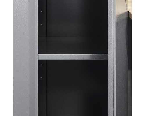 Detailný pohľad na kovovú policu pre dielenské skrine.