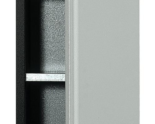 Detail oceľovej skrine s policou