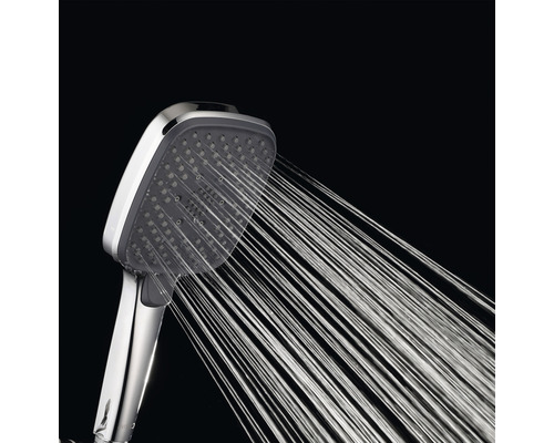 Sprchová hlavica s prúdom vody