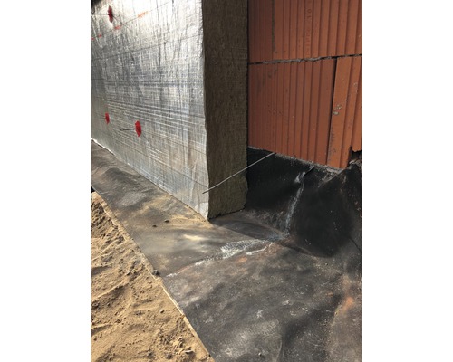 Vonkajšia izolácia stien s minerálnou vlnou a hliníkovou povrchovou úpravou na budove.