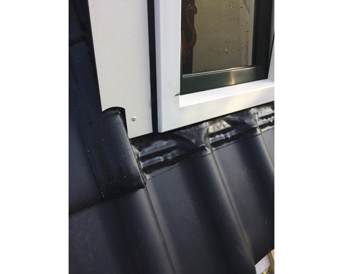 Detailný záber strešného okna s tesnením na škridlovej streche