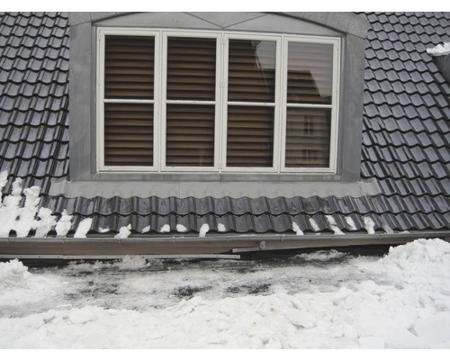 Strešné okno so strešnými škridlami a snehom