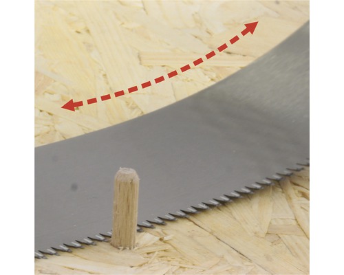 Detailný záber píly, ktorá reže drevený kolík, s naznačeným smerom rezu