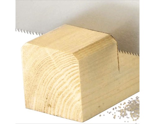 Ručná píla reže kus dreva