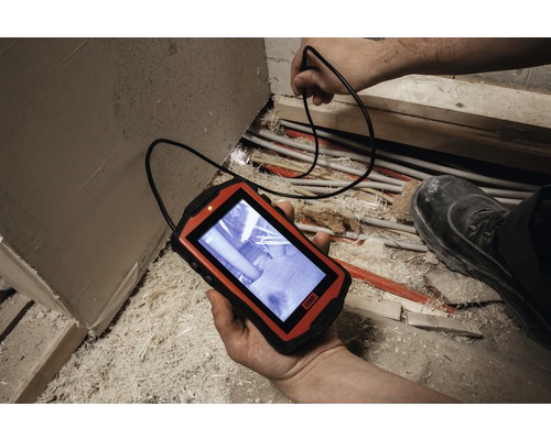 Inšpekčná kamera s káblom sa používa na kontrolu potrubí v neupravenom priestore.