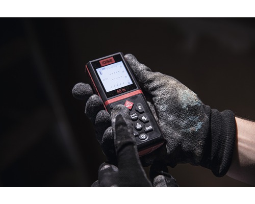 Ruka v pracovnej rukavici ovláda laserový diaľkomer s dosahom 60 metrov.