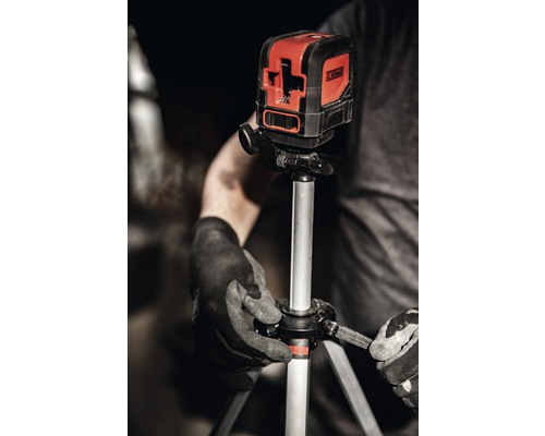 Krížový čiarový laser na statíve s obsluhou