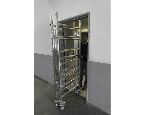 Zložené pojazdné lešenie z kovu na kolieskach