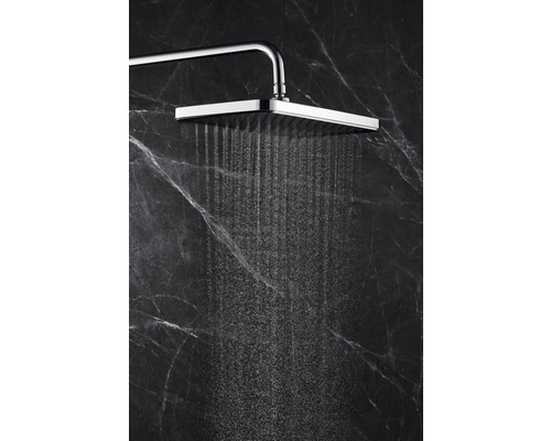 Štvorcová sprchová hlavica s prúdom vody