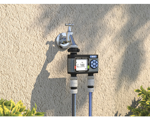 Zavlažovacie hodiny na vodovodnom kohútiku s dvoma pripojenými vodnými hadicami